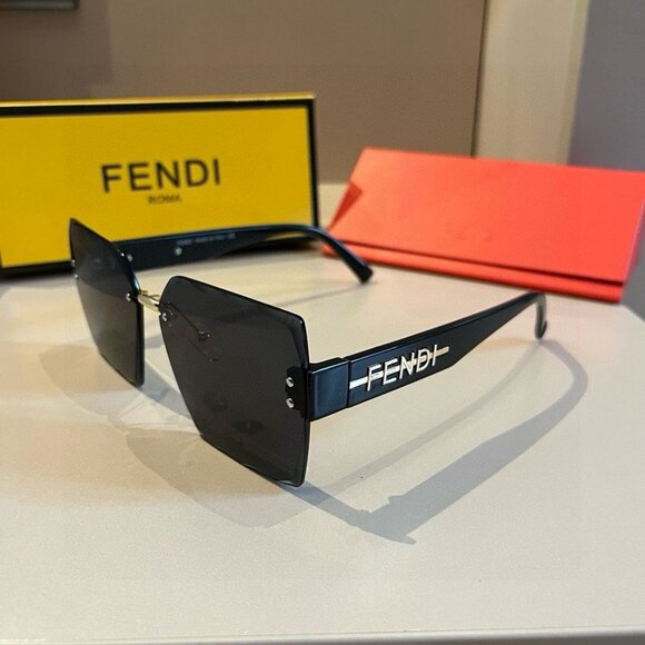FENDI FF Logo Oversize Sunglasses - Picture 4 of 9